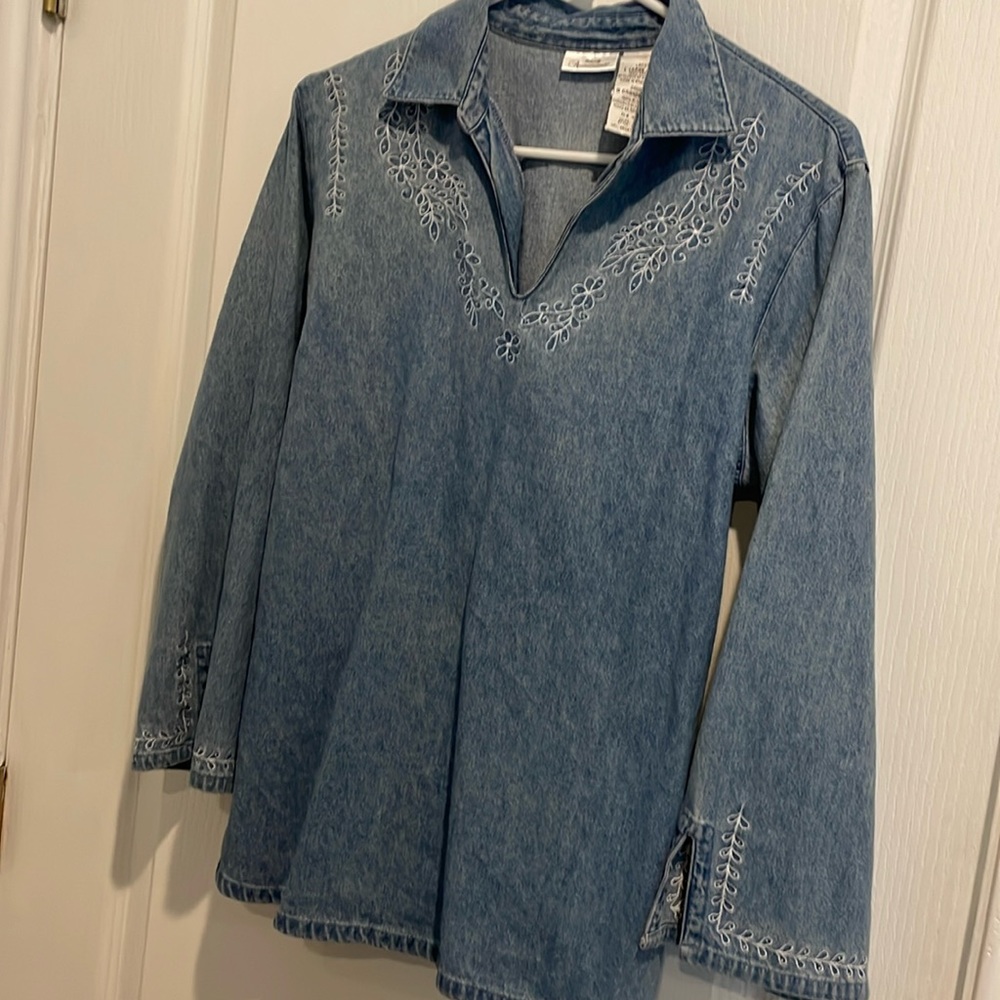 MATERNITY ANNOUNCEMENTS CHAMBRAY EMBROIDERED TOP